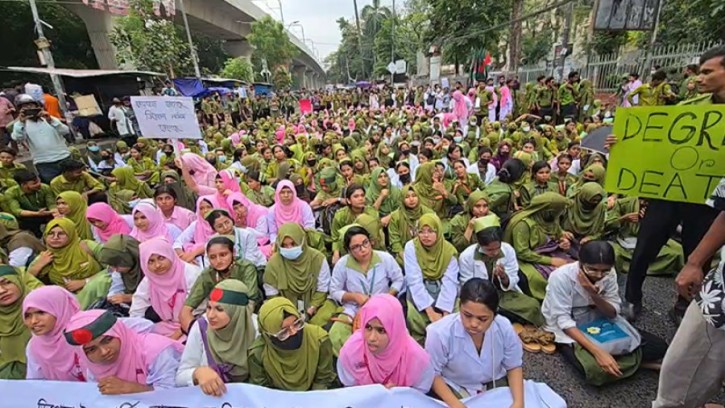 সাত দফা দাবিতে ঢাকায় নার্সিং শিক্ষার্থীদের বিক্ষোভ
