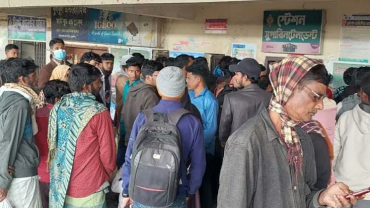 যাত্রীভর্তি ট্রেন রেখে পালালেন চালক