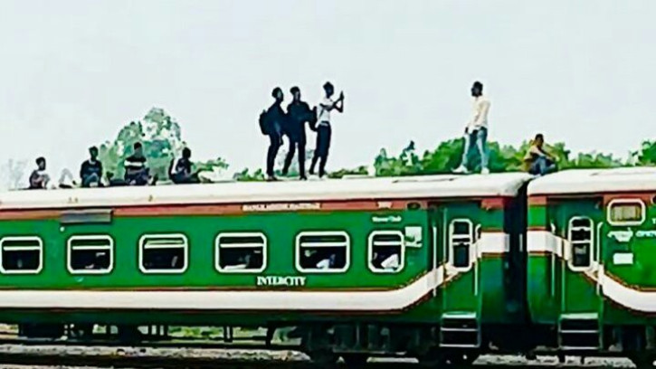 চলন্ত ট্রেনের ছাদে ‘টিকটক ভিডিও’ তৈরির সময় পড়ে ২ জনের মৃত্যু