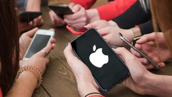 ট্রাম্পের শুল্ক এড়াতে ভারত থেকে ৬০০ টন আইফোন ফেরত নিল অ্যাপল