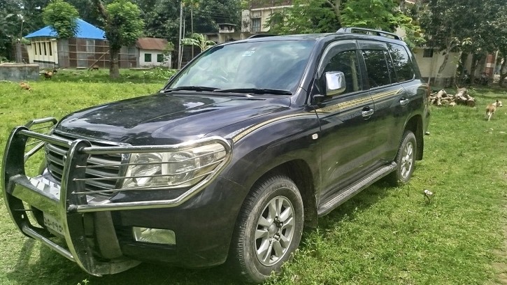 সাবেক প্রতিমন্ত্রীর গাড়িসহ আটক ২