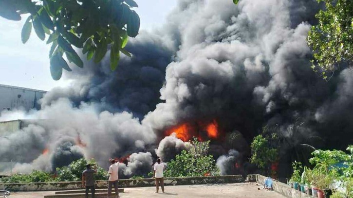 কর্ণফুলী ইপিজেডে ভয়াবহ আগুন, নিয়ন্ত্রণে ৮ ইউনিট