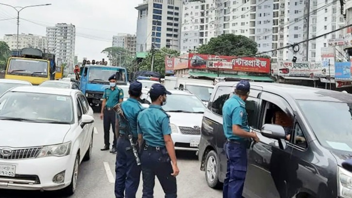 রাজধানীতে ৮৩টি গাড়ি ডাম্পিং, ১২৭টিকে রেকার