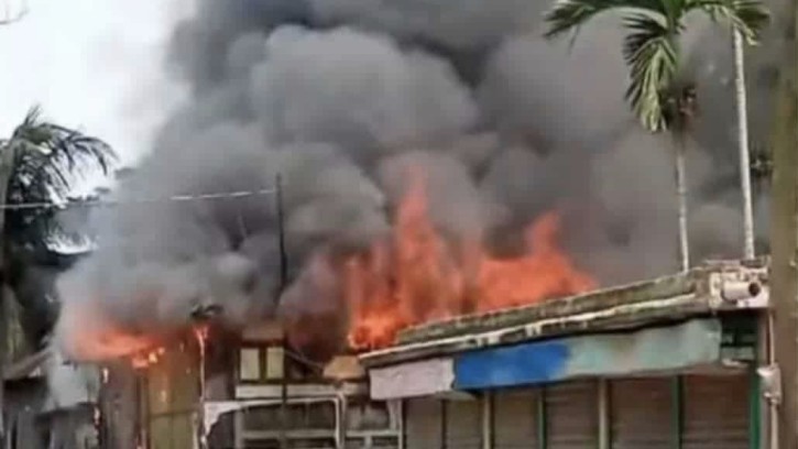 হোমনায় হযরত মুহাম্মদ (স.) নিয়ে কটূক্তির জেরে মাজার ভাঙচুর-অগ্নিসংযোগ