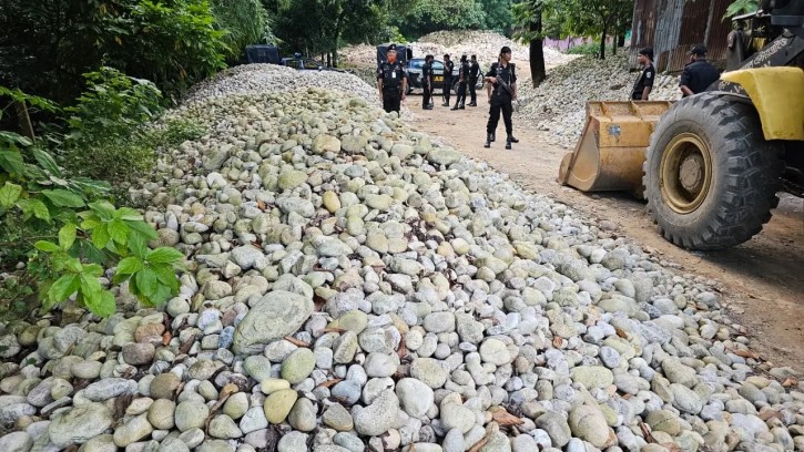 সাদা পাথর লুটের ঘটনায় গ্রেপ্তার ৫