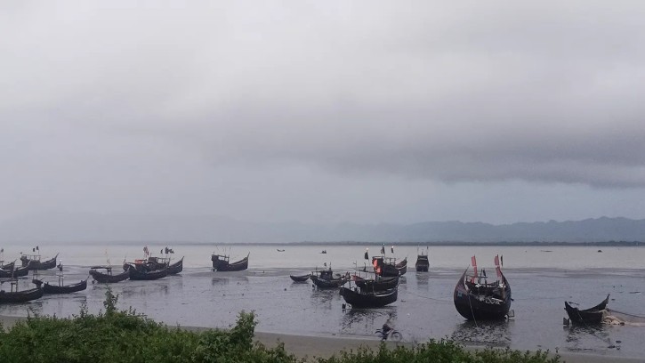 সেন্টমার্টিন থেকে ৪০ জেলেকে ধরে নিয়ে গেল আরাকান আর্মি