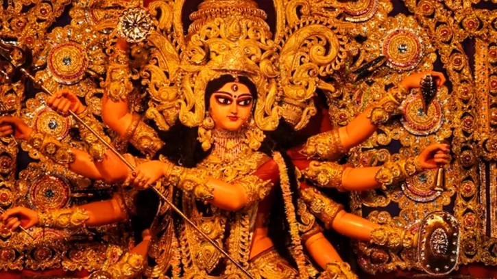 আজ মহাষষ্ঠী, চলছে দেবী দুর্গাকে বরণের প্রস্তুতি