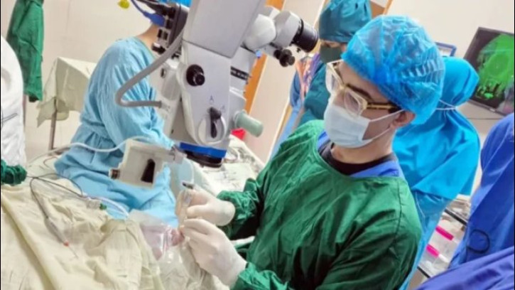 ঢাকায় এসে ২০ জুলাইযোদ্ধার দৃষ্টিশক্তি ফেরালেন ব্রিটিশ চিকিৎসকরা